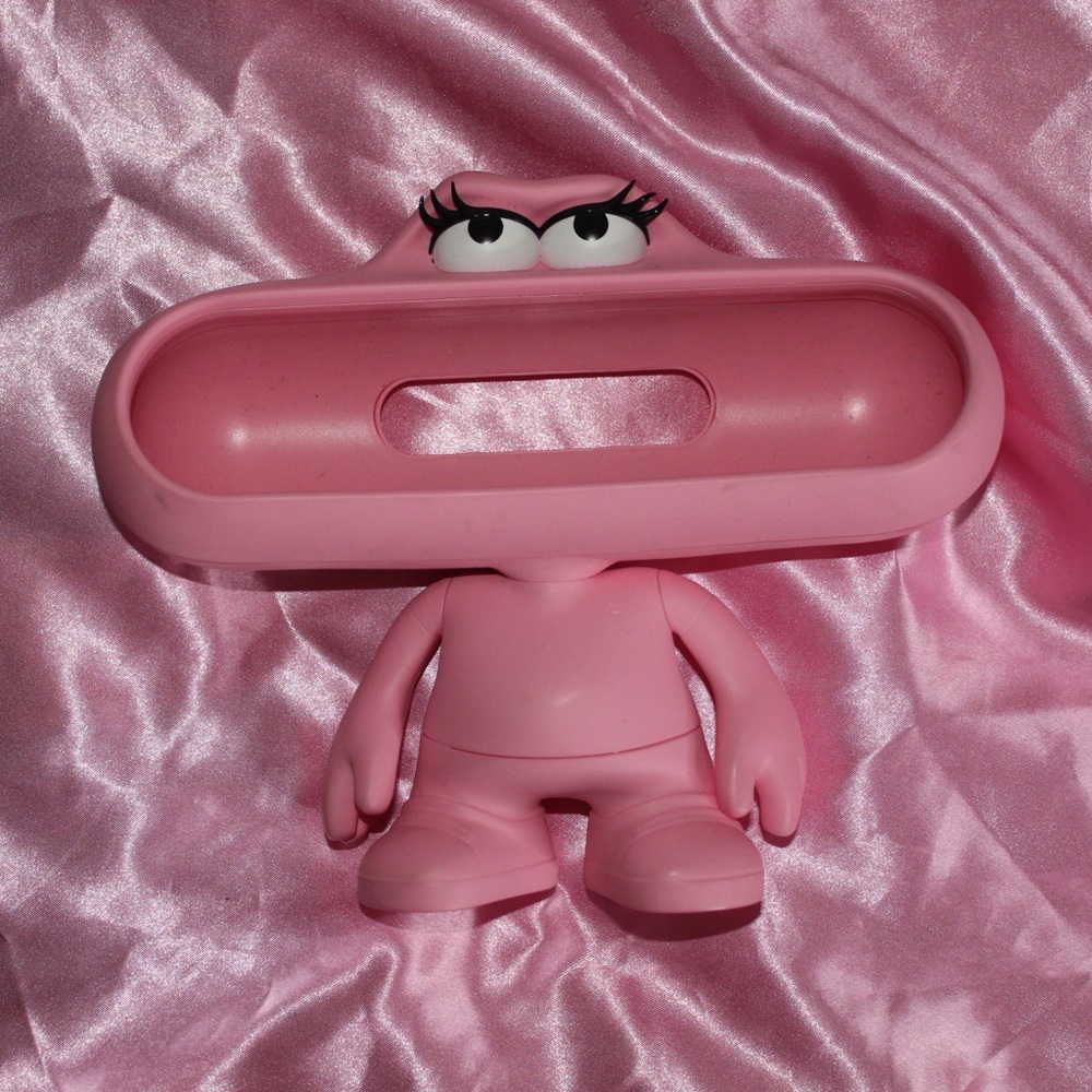 Nicki Minaj Beats Pill Speaker Holder by Dr Dre